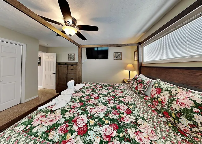 Kickback Kabin, 3 Bedrooms, Deck, Hot Tub, Pool Access, Sleeps 6