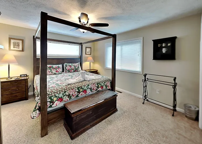 Kickback Kabin, 3 Bedrooms, Deck, Hot Tub, Pool Access, Sleeps 6