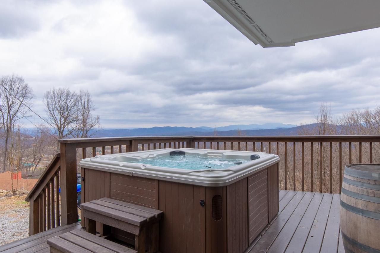 Holiday home Kickback Kabin, 3 Bedrooms, Deck, Hot Tub, Pool Access, Sleeps 6 Gatlinburg