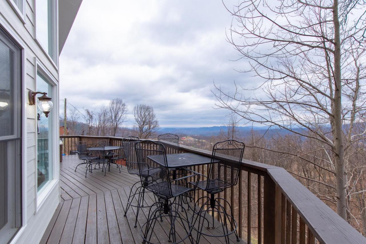 Holiday home Kickback Kabin, 3 Bedrooms, Deck, Hot Tub, Pool Access, Sleeps 6 *