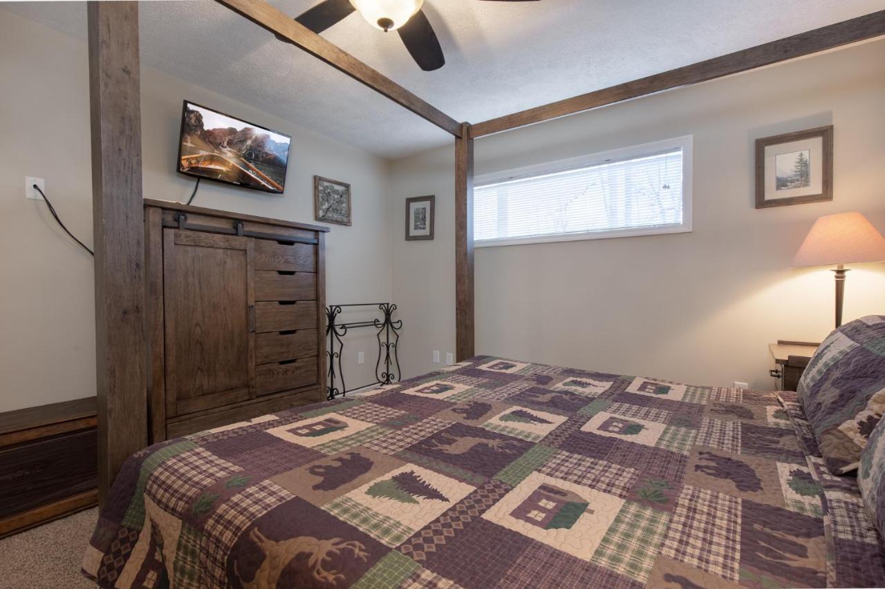 Holiday home Kickback Kabin, 3 Bedrooms, Deck, Hot Tub, Pool Access, Sleeps 6
