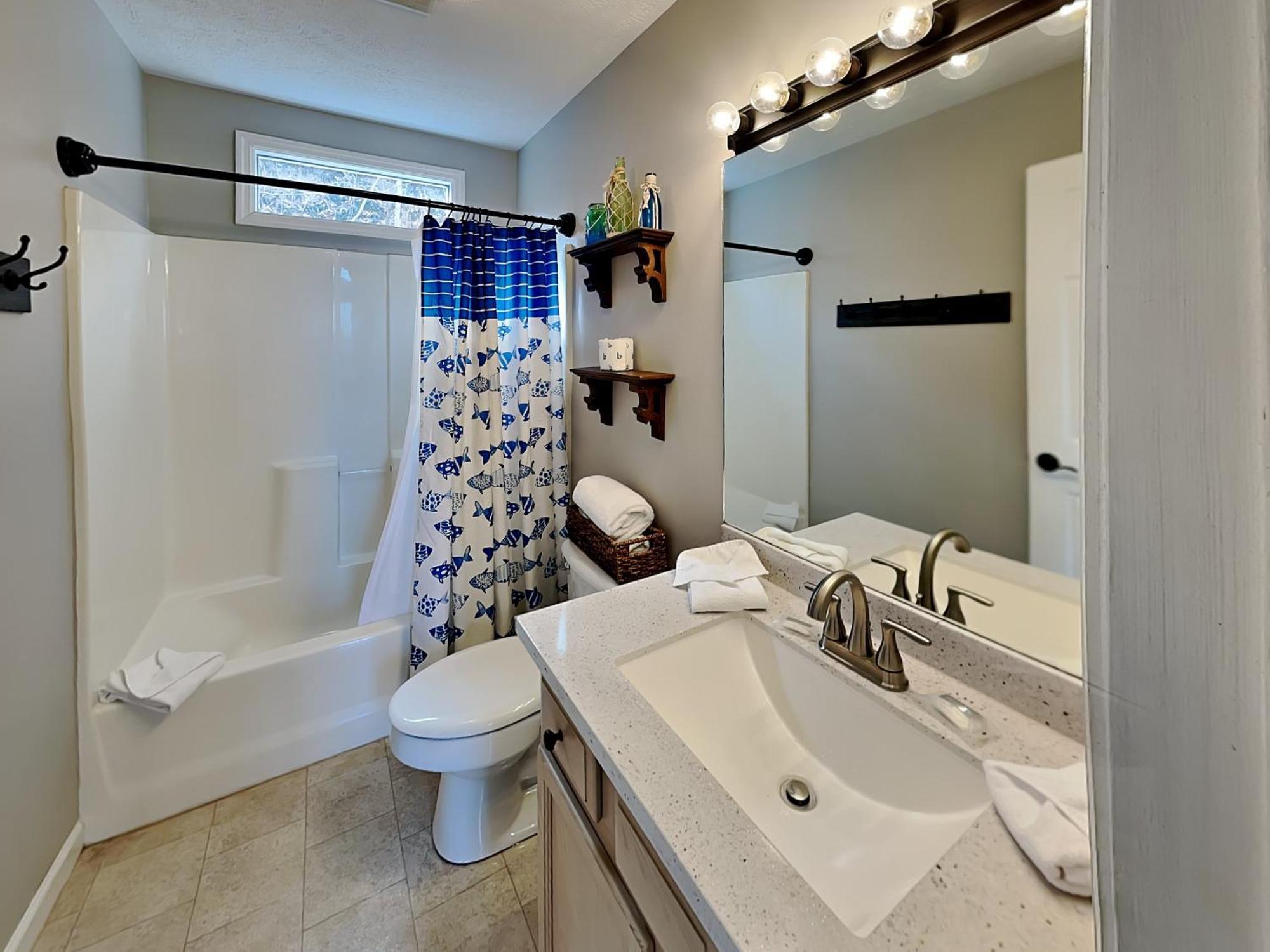 Kickback Kabin, 3 Bedrooms, Deck, Hot Tub, Pool Access, Sleeps 6